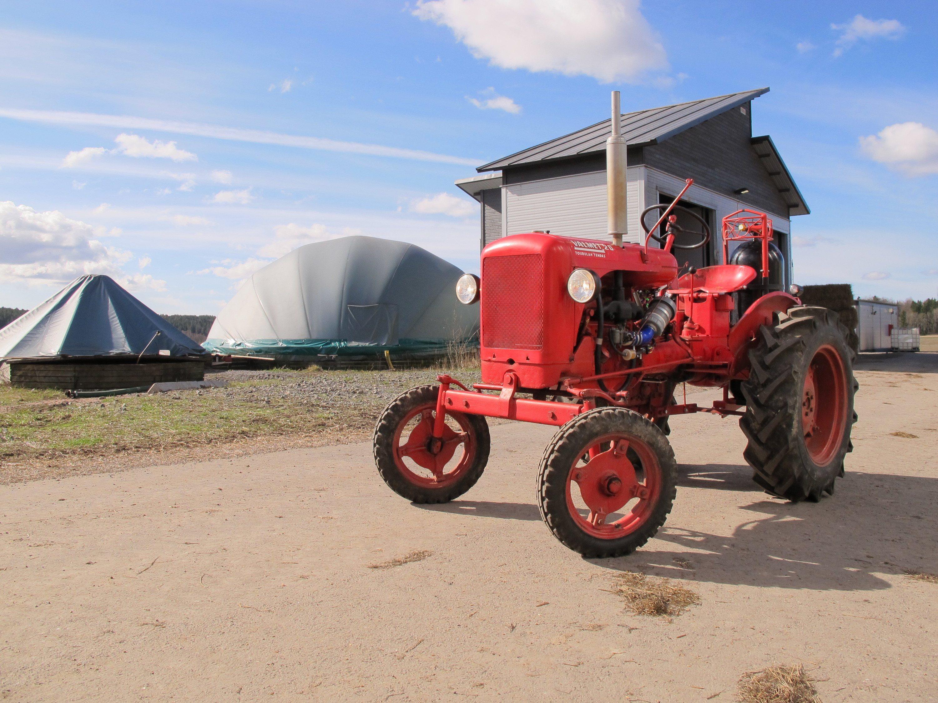 Valmet 20 BGB biogas and petrol tractor