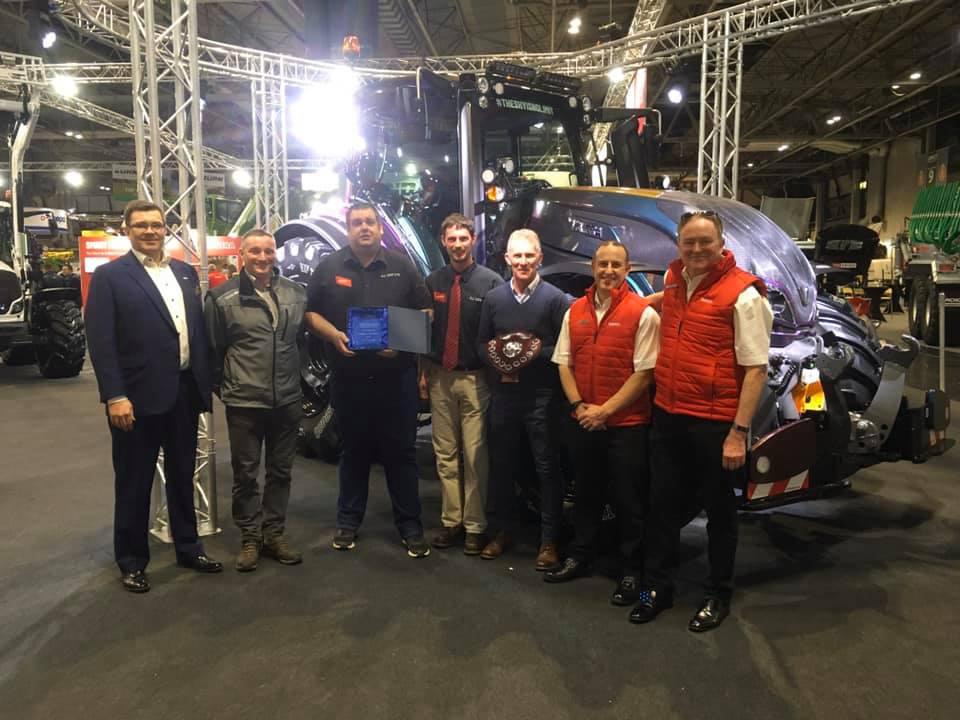 in LAMMA 2020. From left to right: Jari Rautjärvi, Valtra EME with C J Cox’s Stan Wyatt, Neil Warr, Dan Sparshot and Chris Cox and Valtra UK & Ireland’s Gareth Jones and Alan Sanderson.