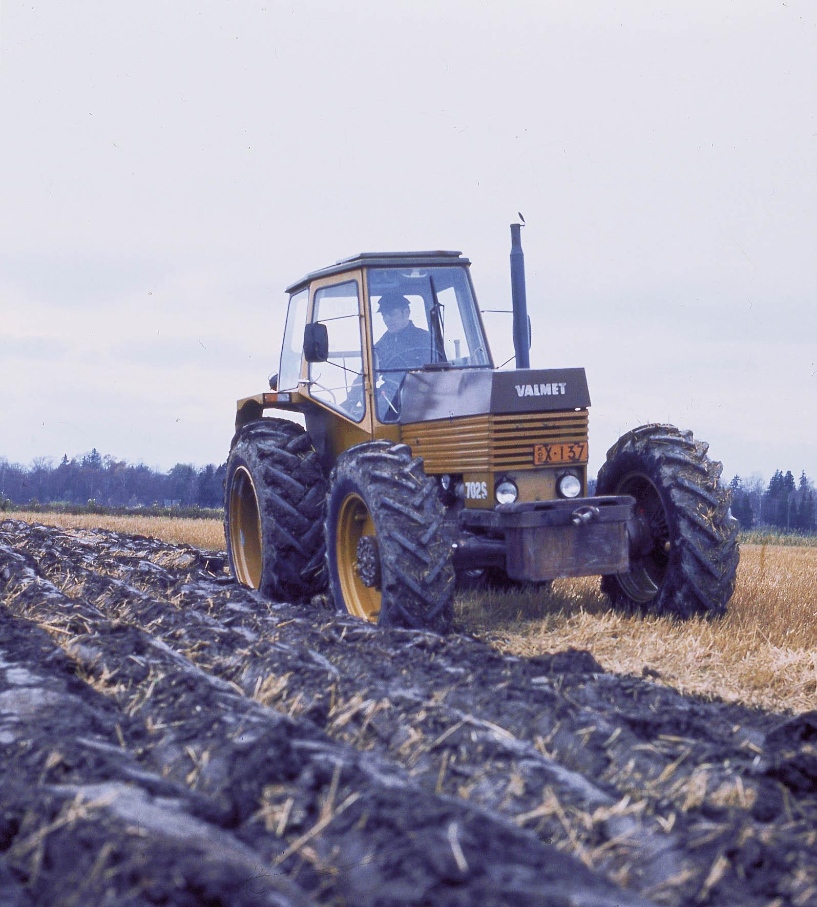 Valmet 702S:n tunnistaa korkeammasta konepellistä, jonka alle mahtui ahdin